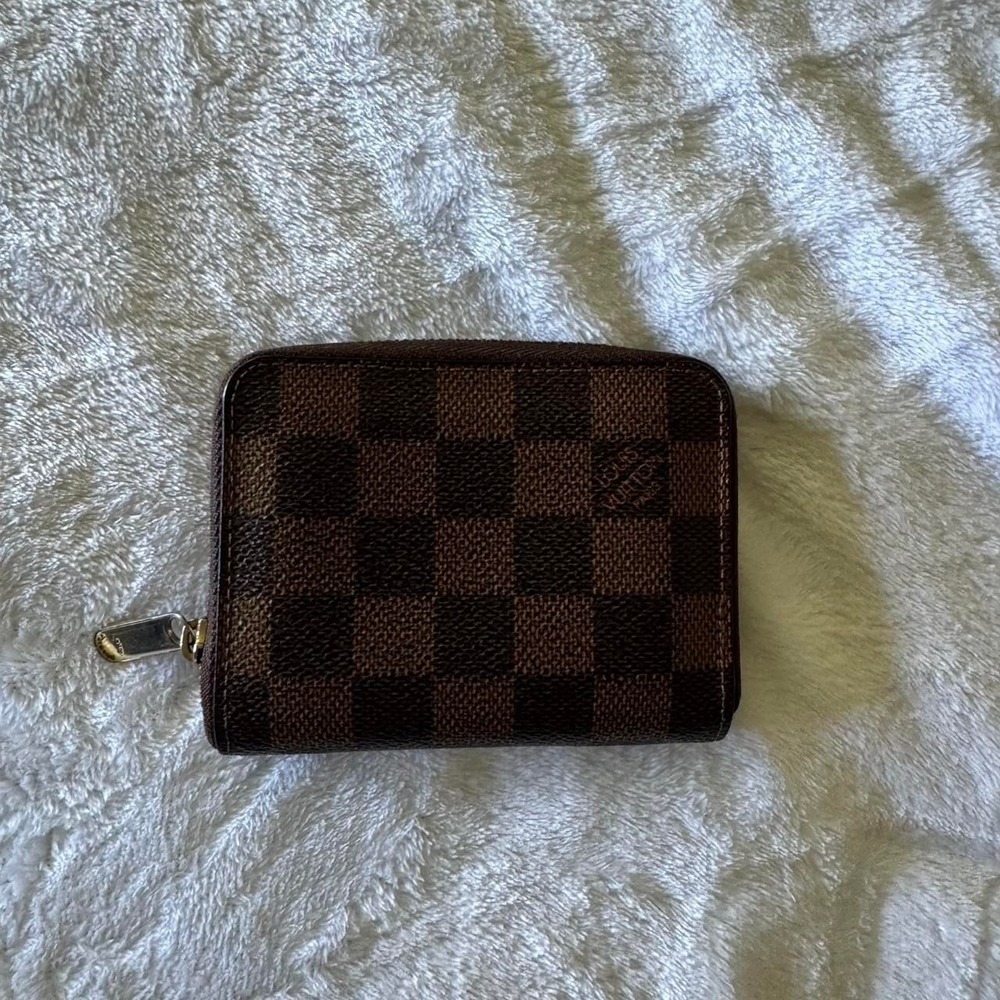 Y2K vintage Louis Vuitton wallet and‎ card holder featuring stunning detailing